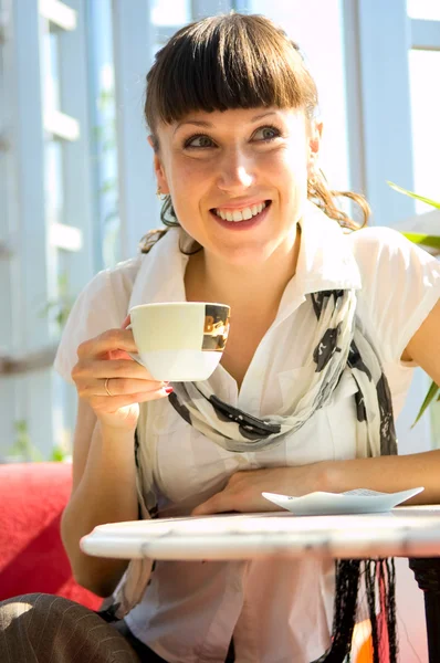 Ευτυχισμένη γυναίκα στο café — Φωτογραφία Αρχείου