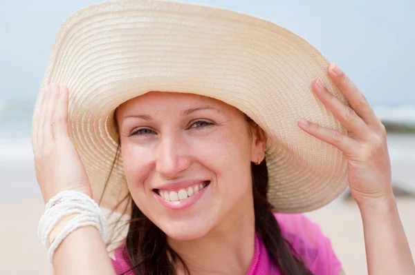 모자에 있는 행복 한 여자 — 스톡 사진