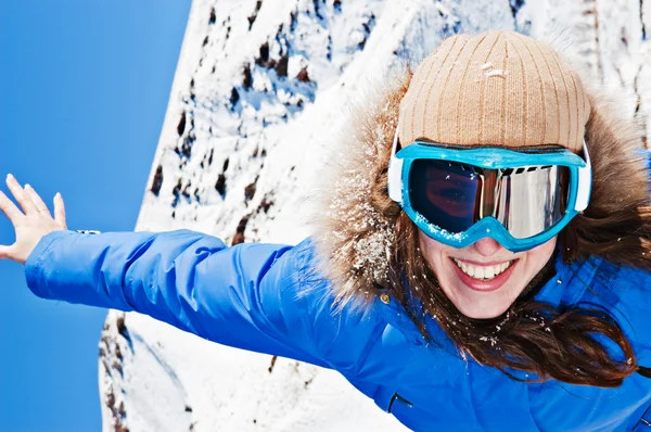 Ευτυχισμένη γυναίκα στο σκι γυαλιά ηλίου — Φωτογραφία Αρχείου