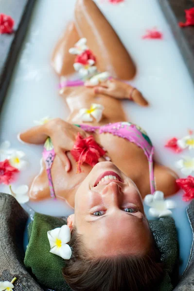 Mujer feliz tomando placer en baño de leche — Foto de Stock