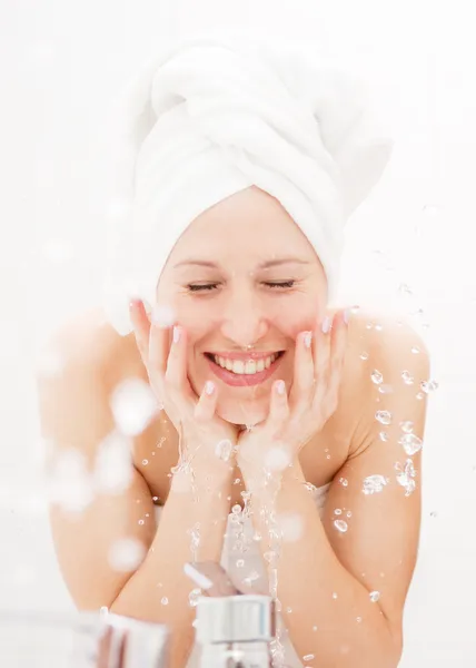 Šťastná žena mytí, sama — Stock fotografie