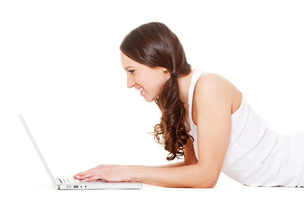 Mulher feliz com laptop — Fotografia de Stock