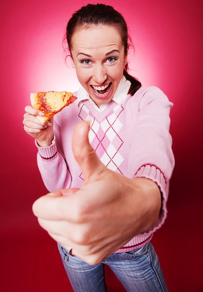 Başparmak gösterilen pizza ile mutlu bir kadın — Stok fotoğraf