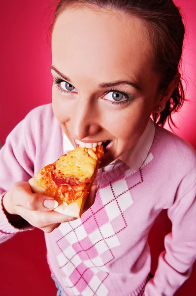 Glad ung kvinna äta bit pizza — Stockfoto