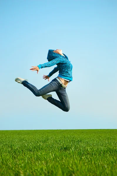 Gelukkige jonge vrouw springen — Stockfoto