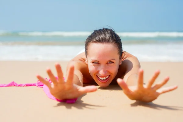 Giovane donna felice sdraiata sulla sabbia — Foto Stock