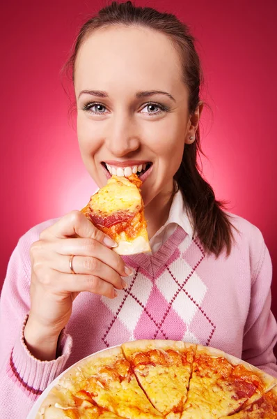 Honger meisje met smakelijke pizza — Stockfoto