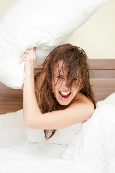 Радостная женщина с подушкой — стоковое фото