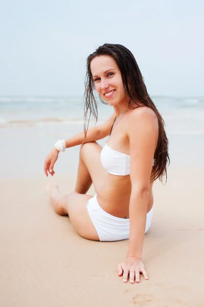 Quirlige Frau im weißen Bikini — Stockfoto