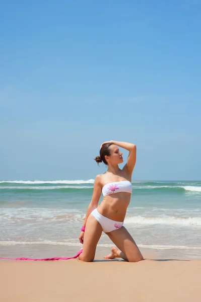 Livliga kvinna poserar på stranden — Stockfoto