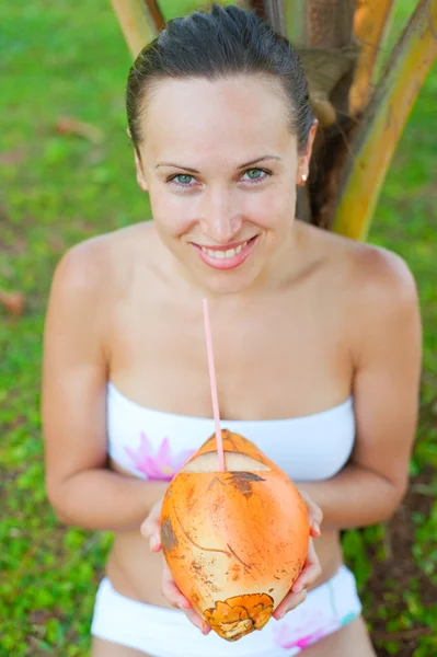 Lebhafte junge Frau mit Kokosnuss — Stockfoto