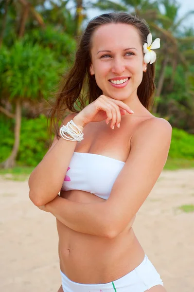Härlig smiley kvinna med blommor i håret — Stockfoto
