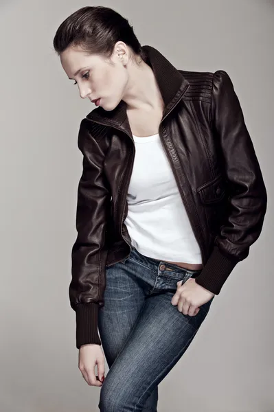 Modelo em jaqueta de couro — Fotografia de Stock