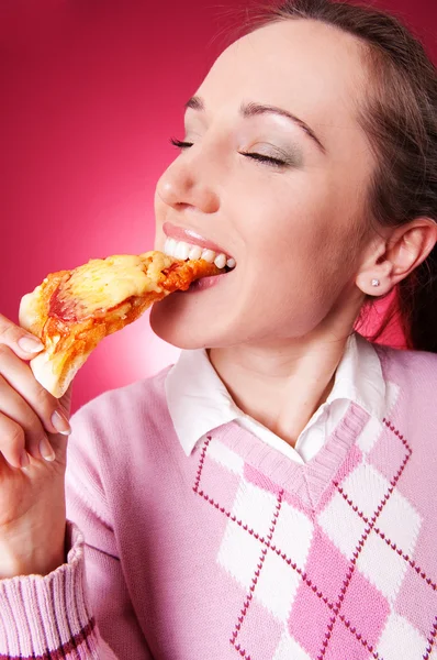 Фото красивой девушки, поедающей пиццу — стоковое фото