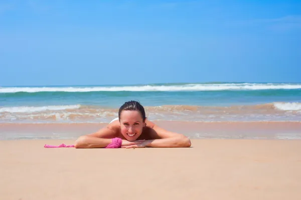 Angenehme Frau auf dem Sand liegend — Stockfoto