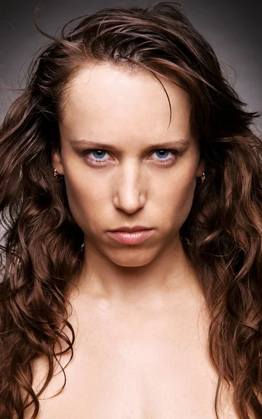 Porträtt av vackra men aggressiv kvinna — Stockfoto
