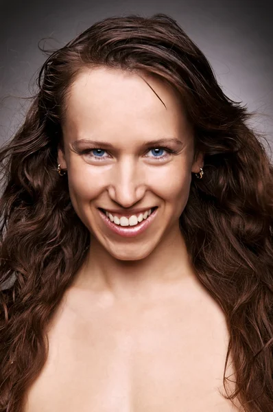 Портрет счастливой женщины с каштановыми волосами — стоковое фото