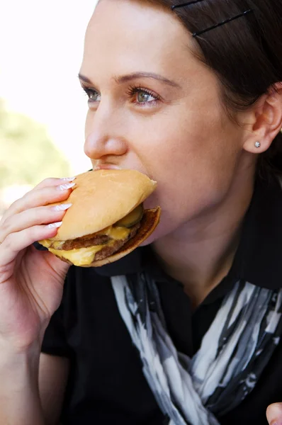 Retrato de mulher com cheeseburger — Fotografia de Stock