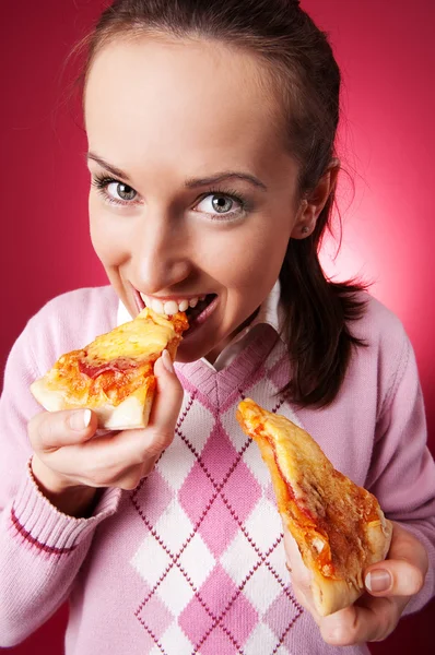 Mooi meisje met twee stukken van smakelijke pizza — Stockfoto