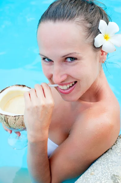 Jolie femme souriante buvant un cocktail — Photo