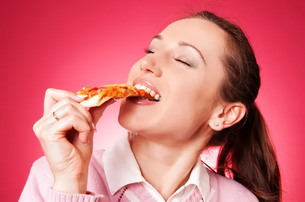 Szép nő szerelem pizzát eszik알 약을 제공 하는 예쁜 여자 — Stock Fotó