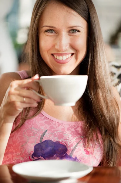 Krásná žena s šálkem čaje — Stock fotografie