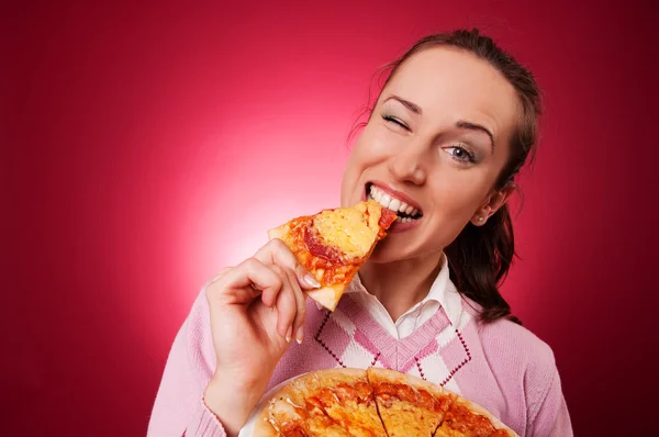 Профессионально ретушированная фотография счастливой женщины с пиццей — стоковое фото