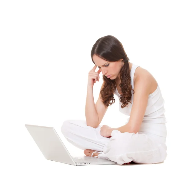 Ernsthafte junge Frau sitzt mit Laptop — Stockfoto