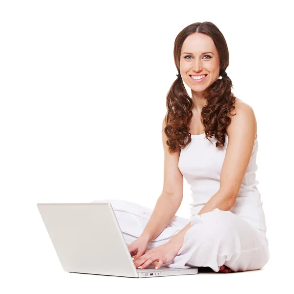 웃는 노트북으로 아름 다운 여자 — 스톡 사진
