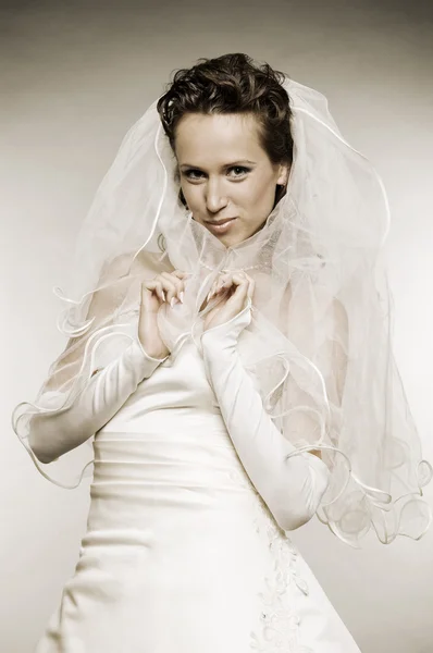 笑脸新娘穿婚纱的样子 — 图库照片