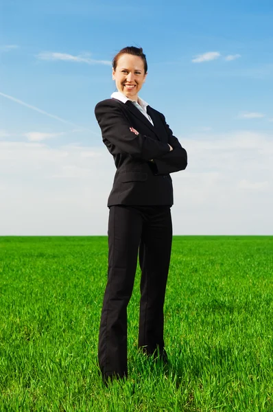草に立っている笑顔実業家 — ストック写真
