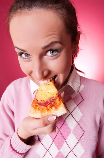 Mujer sonriente comiendo sabrosa pizza — Foto de Stock