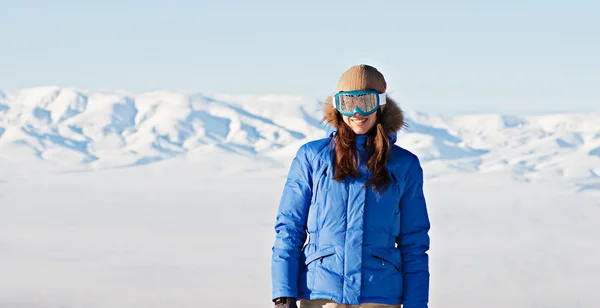Veselý obličej žena v lyžařské brýle přes hory krajina — Stock fotografie