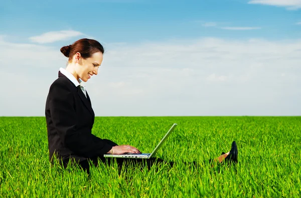 Smiley-Frau ruht mit Laptop — Stockfoto