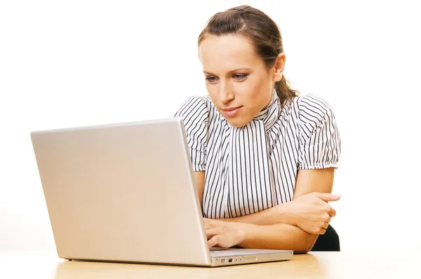 Dizüstü bilgisayar kullanan gülen kadın — Stok fotoğraf