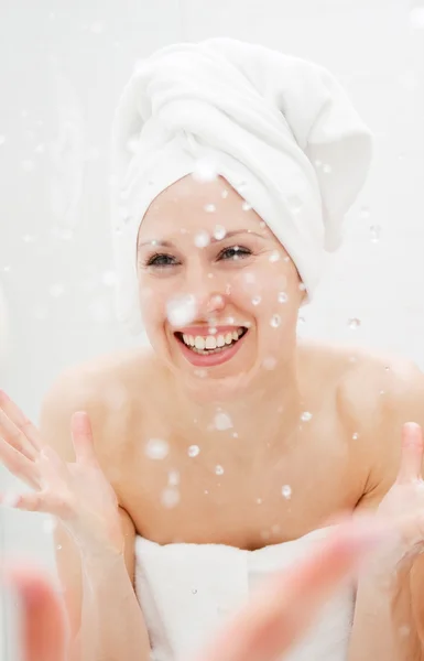 Veselý obličej žena sama mytí — Stock fotografie