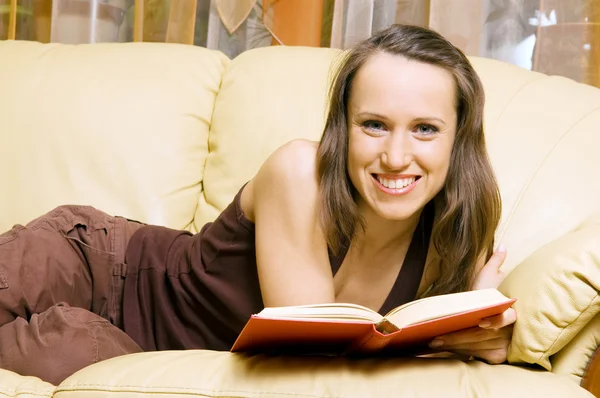 Улыбающаяся женщина с книгой — стоковое фото