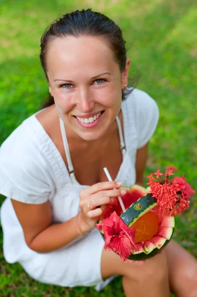 Mulher sorridente com coquetel em melancia — Fotografia de Stock