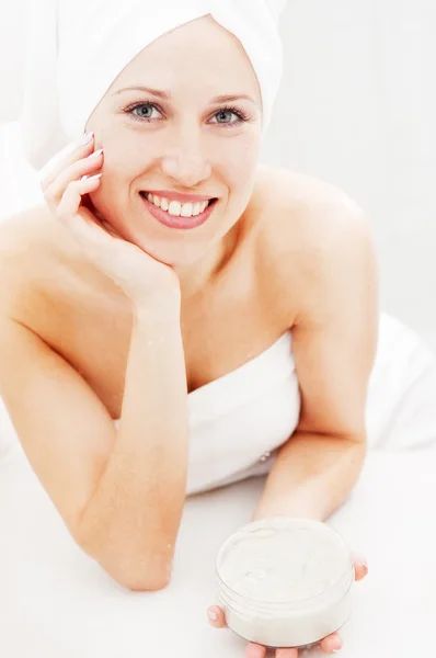 Smiley-Frau mit Gesichtscreme nach der Dusche — Stockfoto