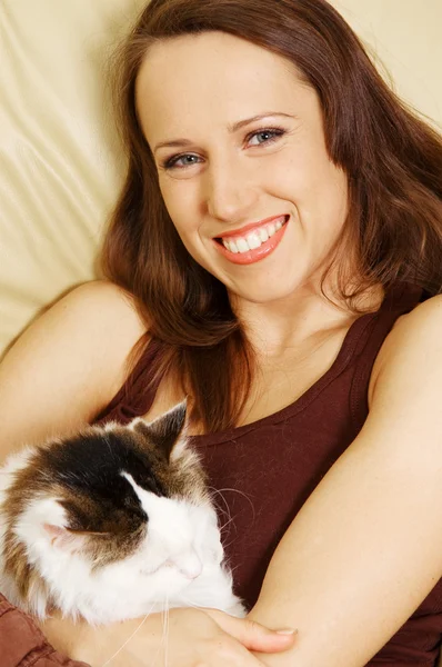 Femme souriante avec son animal de compagnie — Photo