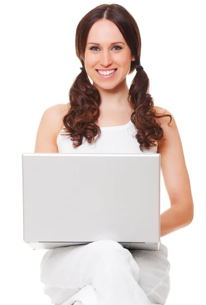 Smiley γυναίκα με φορητό υπολογιστή — Φωτογραφία Αρχείου