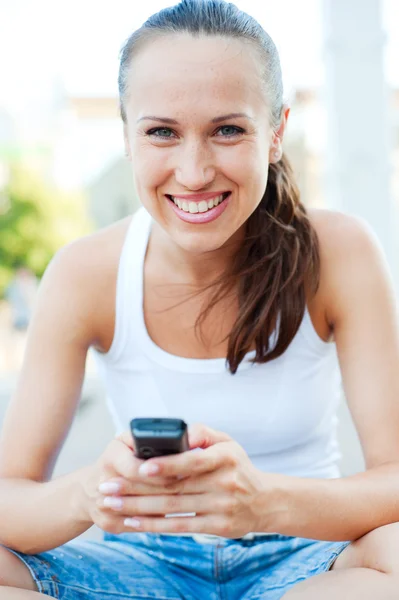 Veselý obličej žena s mobilním telefonem — Stock fotografie