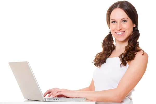 Smiley vrouw met laptop — Stockfoto