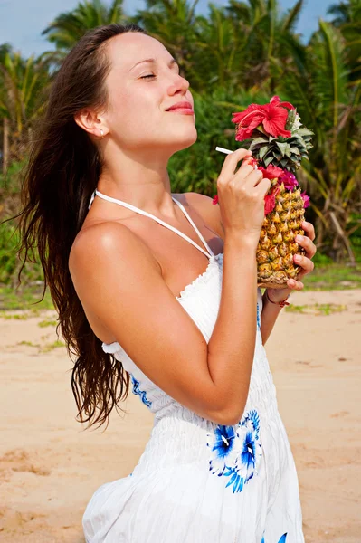 Smiley kvinna med ananas — Stockfoto