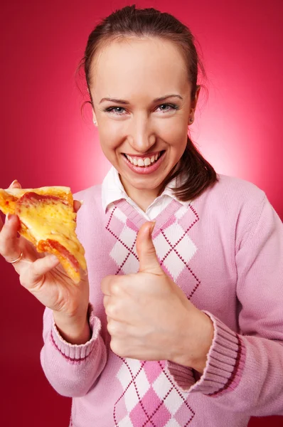Улыбающаяся женщина с пиццей показывает большие пальцы вверх — стоковое фото