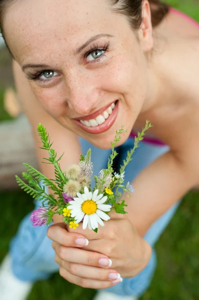 Donna sorridente con posy — Foto Stock