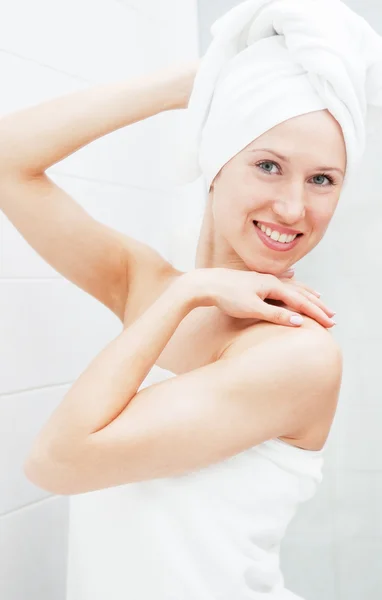 Veselý obličej žena s bílým ručníkem na hlavě — Stock fotografie