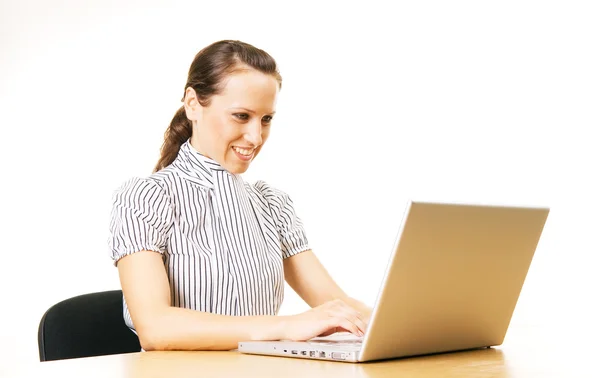 Smiley γυναίκα που εργάζεται με υπολογιστή — Φωτογραφία Αρχείου
