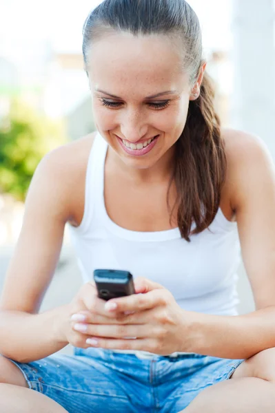 Mujer sonriente escribiendo mensaje de texto —  Fotos de Stock