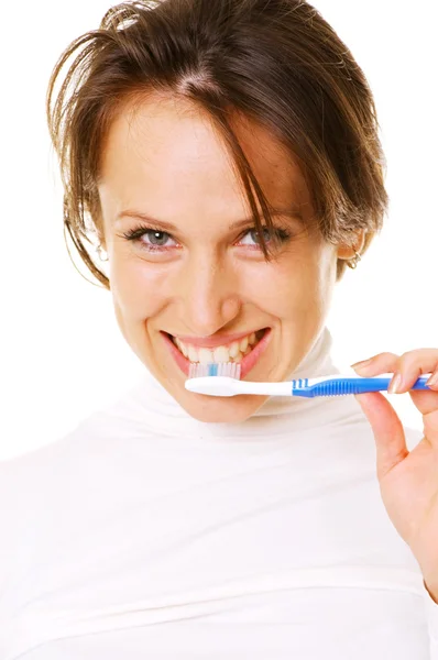 Улыбающаяся молодая женщина чистит зубы — стоковое фото